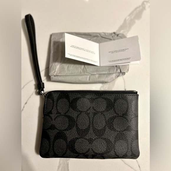 *nwt* COACH • Original ‘C’ Pattern • Classic Wristlet • - Picture 2 of 2